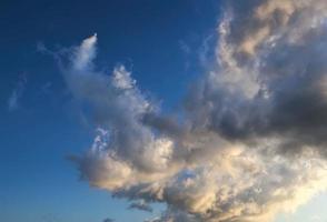 blauwe lucht met wolken foto