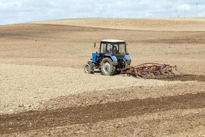 tractor ploegen veld foto