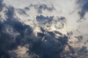 mooie bewolkte lucht tijdens zonsondergang foto