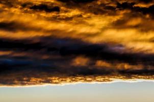 donkere wolken en heldere zonovergoten lucht foto