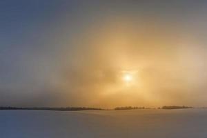 donkere wolken en heldere zonovergoten lucht foto