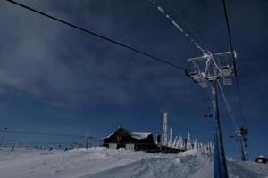 zonnige winterochtend in de bergen van sheregesh op de skipiste foto