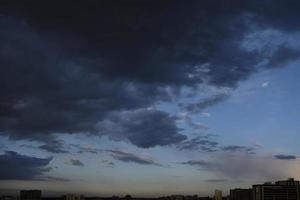 grenzeloze uitgestrektheid van de lucht met stapelwolken en zonnestralen, momenten van aanbreken van de dag en zonsondergang foto