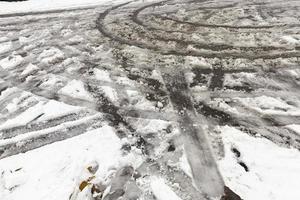 sporen van de auto op sneeuw foto