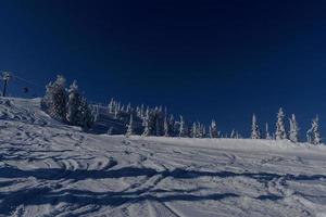 zonnige winterochtend in de bergen van sheregesh op de skipiste foto