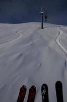 zonnige winterochtend in de bergen van sheregesh op de skipiste foto