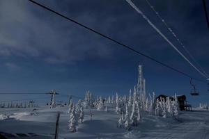 zonnige winterochtend in de bergen van sheregesh op de skipiste foto