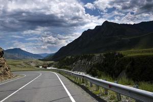 lint van de weg tussen de hellingen van de bergen op de uitgestrekte altai op een zomerdag foto