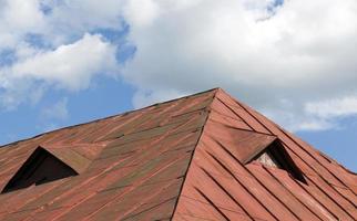 rood metalen dak foto