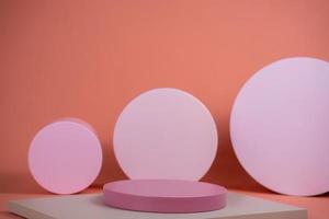 leeg podium voor display cosmetisch product. platformarrangement in roze pastelkleur in trendy minimalistische stijl. samenstelling van cilinders en kubussen lay-out voor vrouwelijke achtergrond foto
