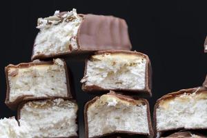 romige nougat omhuld met melkchocolade foto