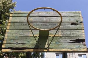 een oude basketbalring in de tuin foto