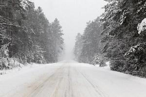 winterweg onder de sneeuw foto