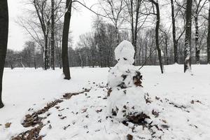 vuile en vreselijke sneeuwpop foto