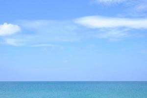 landschappen uitzicht de sfeer is prachtig zand en zee en de kleur van de lucht, het strand phuket van thailand. foto