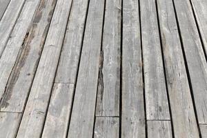 een houten pier bij het meer foto