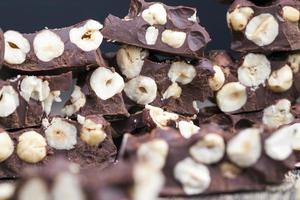 noten en natuurlijke cacaoproducten bij de productie van chocolade foto
