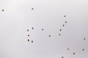 ballonnen met helium in de lucht foto