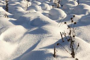 het winterseizoen met koud weer en veel sneeuw foto