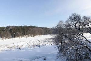 bevroren water in de rivier tijdens vorst foto