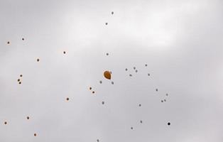 ballonnen met helium in de lucht foto
