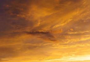 prachtig gekleurde lucht tijdens zonsondergang of zonsopgang foto