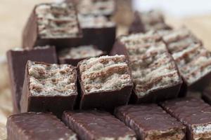 close-up van chocoladesuikergoed en knapperige meelwafels foto