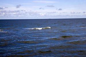 zeekust met veel golven van winderig weer foto