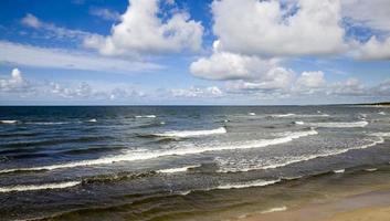 zeekust met veel golven van winderig weer foto