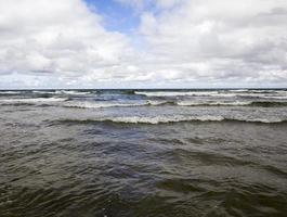 zeekust met veel golven van winderig weer foto