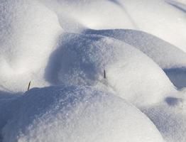 sneeuw in de winter bevroren en koud, natuur na sneeuwval foto