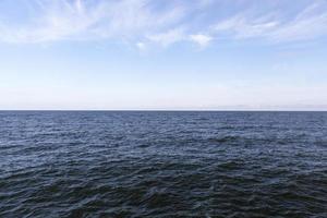 de zeekust van de koude Oostzee foto