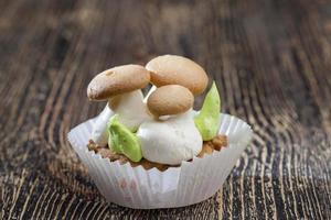 een cake in de vorm van verschillende paddenstoelen, een zoete cake foto