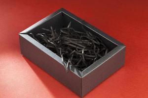 zwarte doos met snijlijnen van zwart papier foto