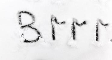 getekend op de sneeuw, temperatuursymbolen die negatief, erg koud weer aanduiden foto