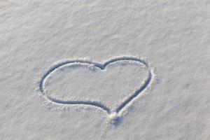 getekend in het winterseizoen, het hart op de sneeuw foto