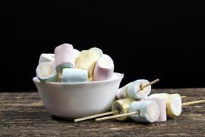 marshmallow is gemaakt in verschillende kleuren van cilindrische vorm foto