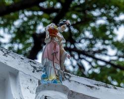 keramische pop versieren en buiten tuinieren in de zomer. foto