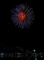 vuurwerkviering in de donkere achtergrond foto