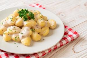 gnocchi met champignonroomsaus en kaas foto