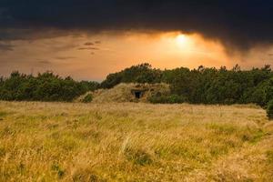 bunker in de duinen van denemarken genomen in zwart-wit. deze bunkers zijn gebouwd foto