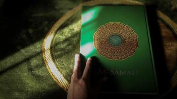 het is tijd dat we onze handen gebruiken om de koran te openen en te lezen foto