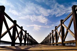 mooie oude houten pierbrug foto