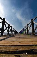 mooie oude houten pierbrug foto