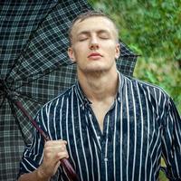 sexy jonge man nat in de regen foto