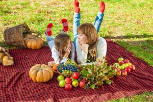 gelukkige moeder met dochtertje in herfst park foto