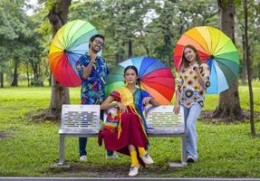 groep lgbtq-mensen die zich in kleurrijke kleding kleden die zich in het park verzamelen voor het uitdrukken van genderfluïde, niet-binaire rechten en het bewegingsconcept voor huwelijksgelijkheid foto