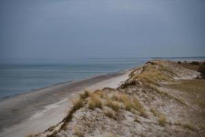 hoge duin op de darss. uitzichtpunt in het nationale park. strand, Oostzee, lucht en zee. foto