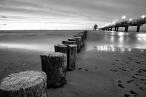 de pier in zingst aan de Oostzee, met een lange belichting in zwart-wit. foto