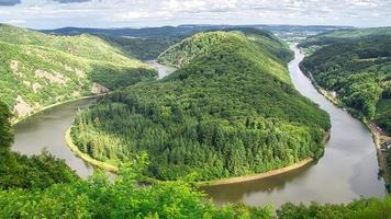 uitzicht op de saarschleife vanaf de boomtoppentoren. een uitkijktoren in het Saarland. puur natuur. foto